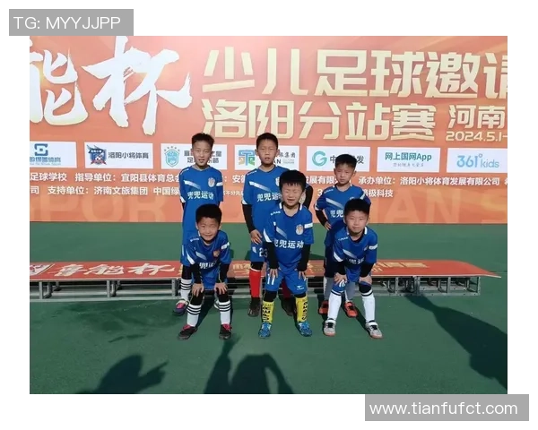 足球周猩猩带你领略绿茵场上的激情与梦想，感受运动的魅力与团队的力量